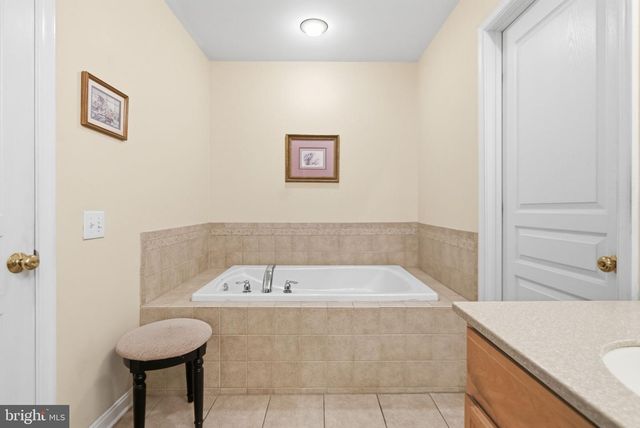 175 PIPERS INN DR, Fountainville, PA 18923