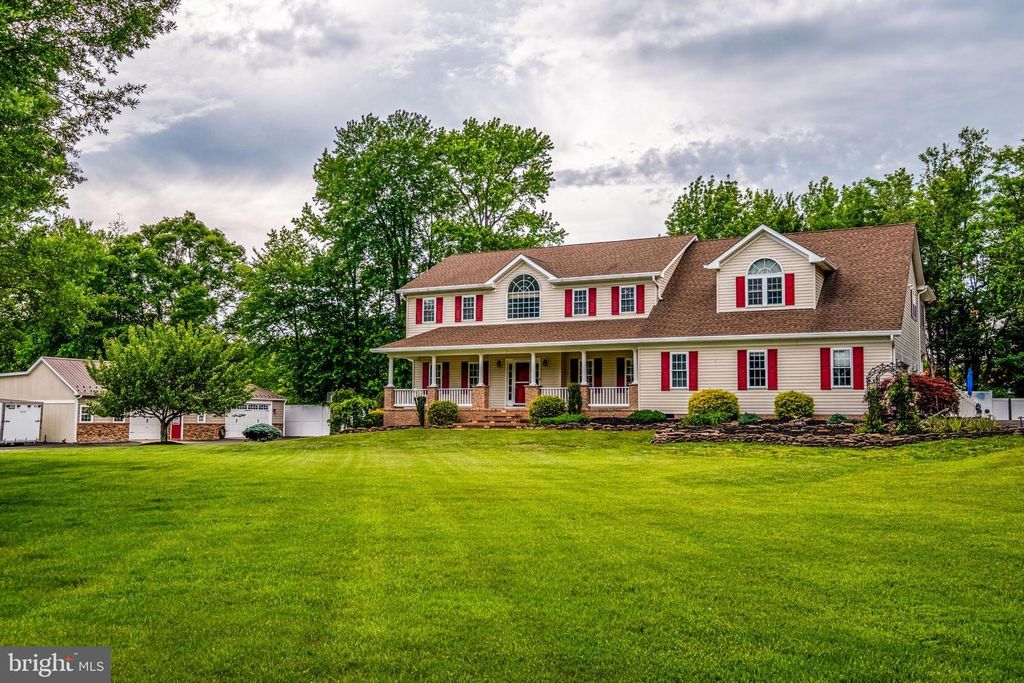 Image 1 of property listing at 2905-B CHESTNUT DR, Waldorf, MD 20603