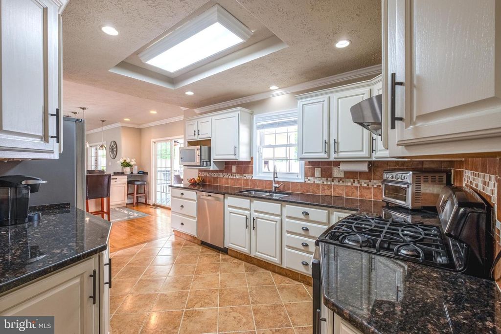 Image 11 of property listing at 2905-B CHESTNUT DR, Waldorf, MD 20603