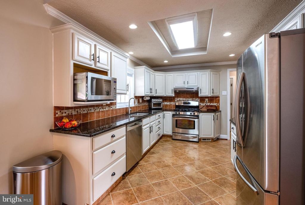 Image 12 of property listing at 2905-B CHESTNUT DR, Waldorf, MD 20603
