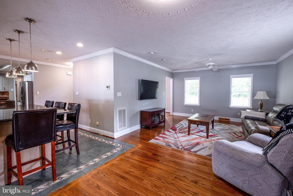 Image 14 of property listing at 2905-B CHESTNUT DR, Waldorf, MD 20603