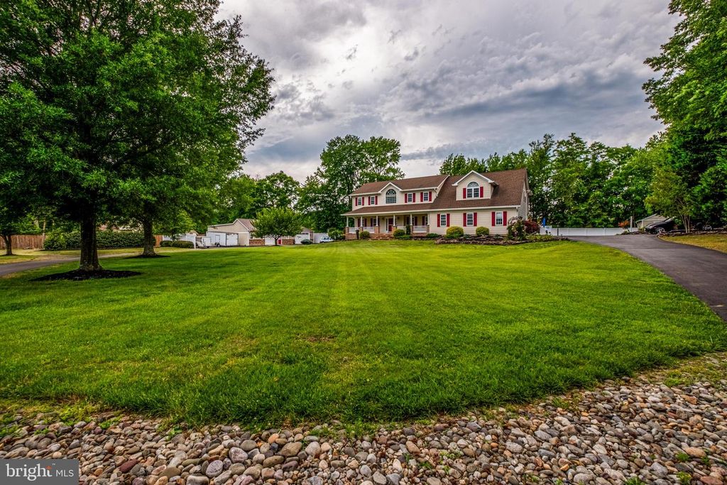 Image 2 of property listing at 2905-B CHESTNUT DR, Waldorf, MD 20603