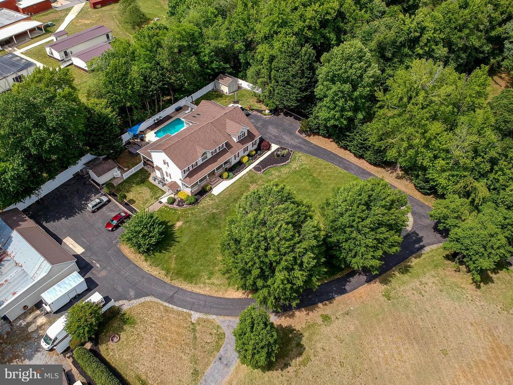 Image 3 of property listing at 2905-B CHESTNUT DR, Waldorf, MD 20603
