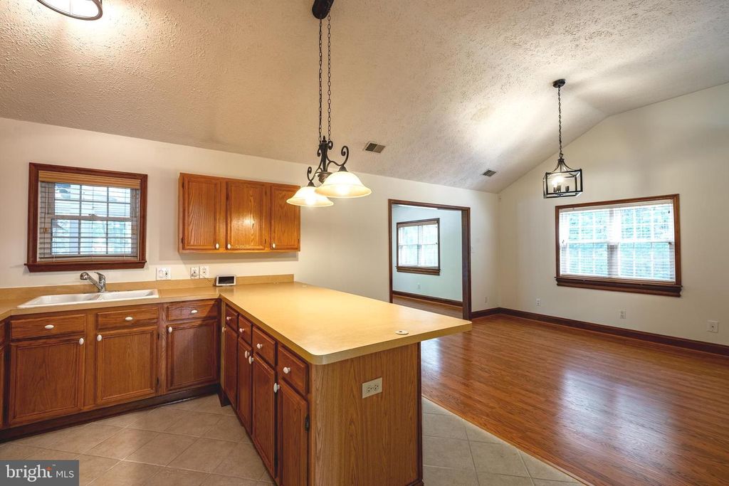 Image 35 of property listing at 2905-B CHESTNUT DR, Waldorf, MD 20603