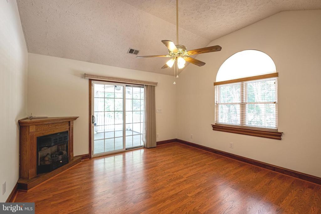 Image 39 of property listing at 2905-B CHESTNUT DR, Waldorf, MD 20603