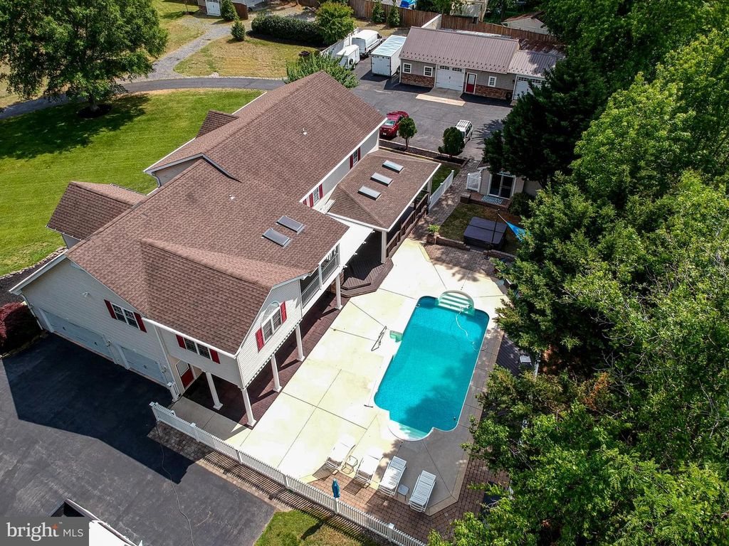 Image 4 of property listing at 2905-B CHESTNUT DR, Waldorf, MD 20603