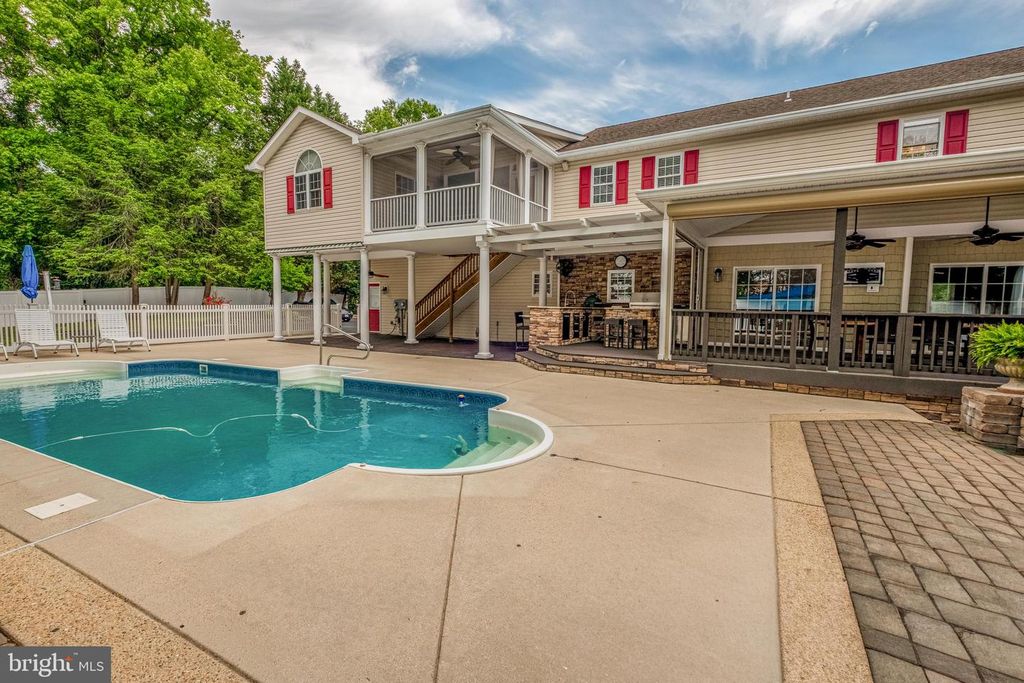 Image 47 of property listing at 2905-B CHESTNUT DR, Waldorf, MD 20603