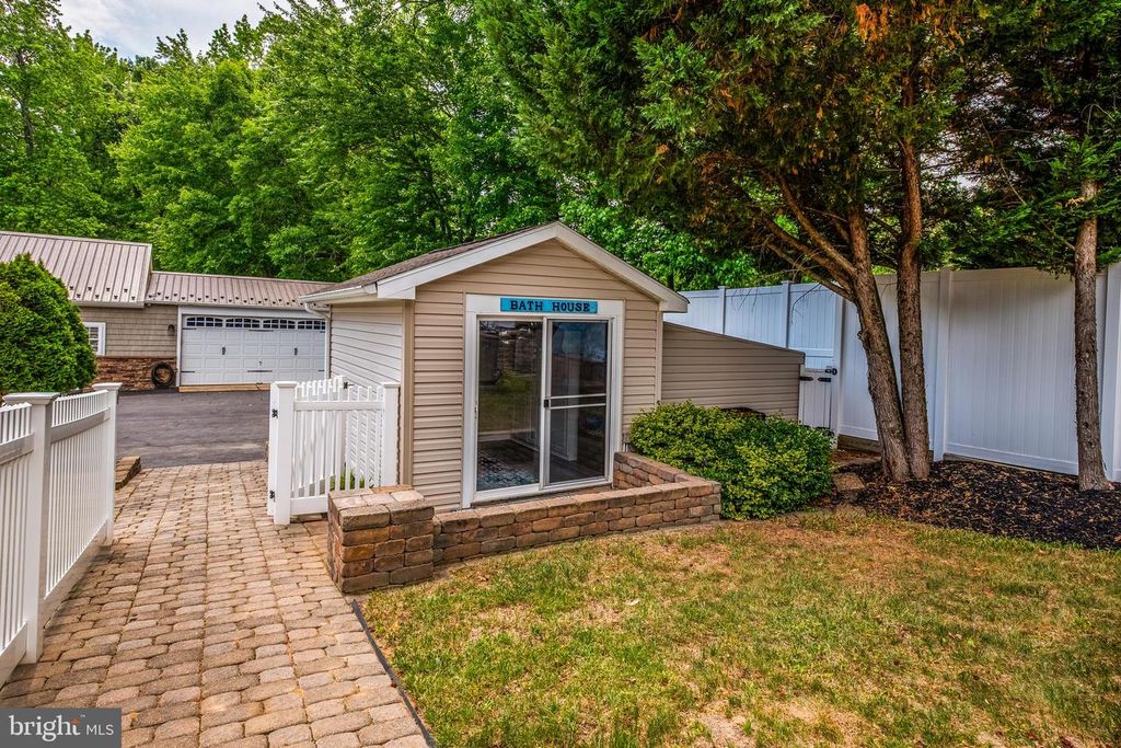 Image 48 of property listing at 2905-B CHESTNUT DR, Waldorf, MD 20603