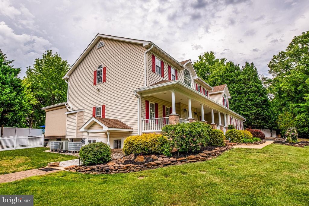 Image 5 of property listing at 2905-B CHESTNUT DR, Waldorf, MD 20603