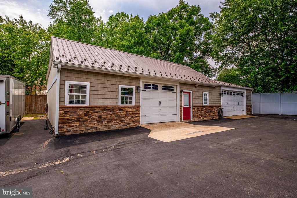 Image 51 of property listing at 2905-B CHESTNUT DR, Waldorf, MD 20603