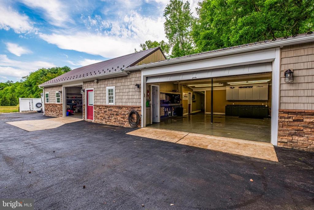Image 52 of property listing at 2905-B CHESTNUT DR, Waldorf, MD 20603