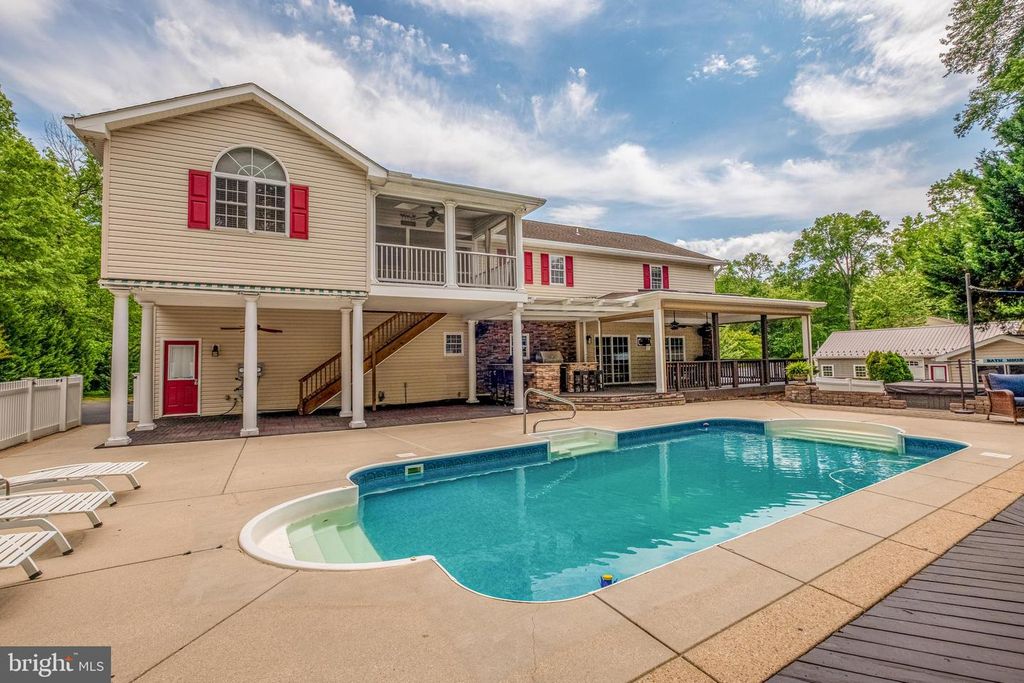 Image 6 of property listing at 2905-B CHESTNUT DR, Waldorf, MD 20603