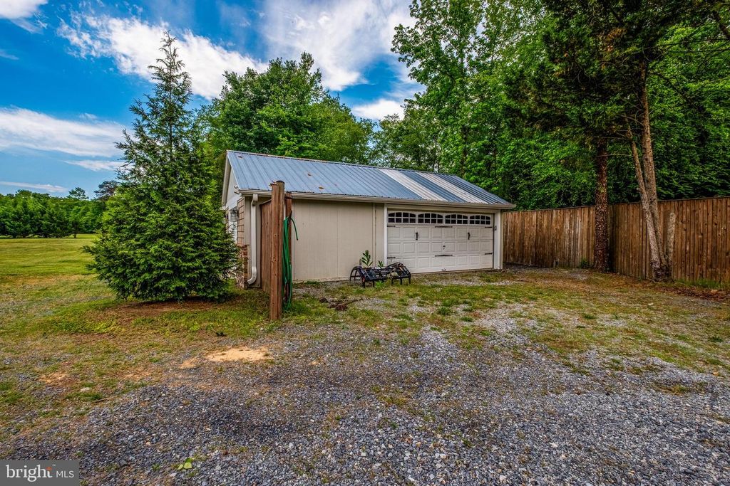 Image 63 of property listing at 2905-B CHESTNUT DR, Waldorf, MD 20603
