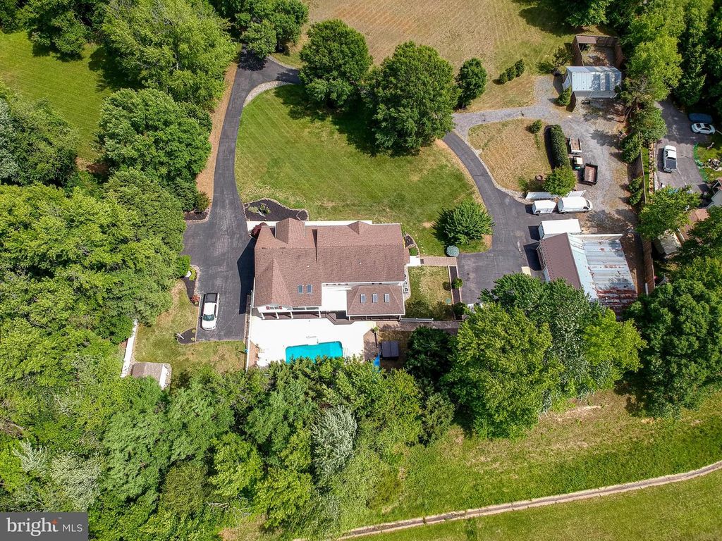 Image 65 of property listing at 2905-B CHESTNUT DR, Waldorf, MD 20603