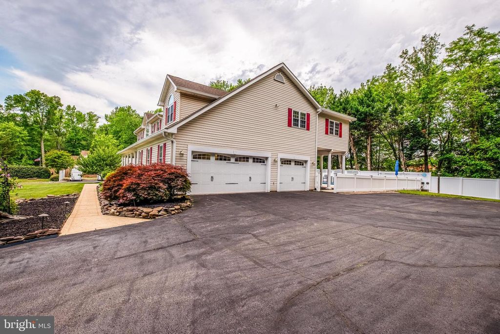 Image 7 of property listing at 2905-B CHESTNUT DR, Waldorf, MD 20603