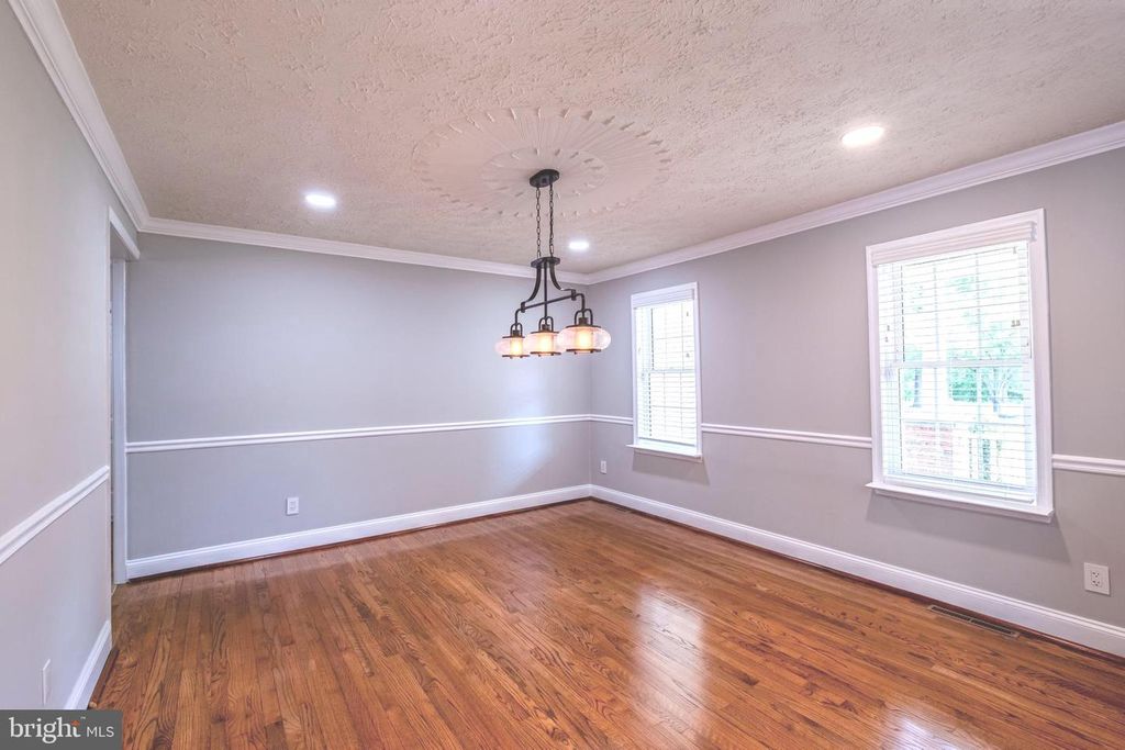 Image 9 of property listing at 2905-B CHESTNUT DR, Waldorf, MD 20603