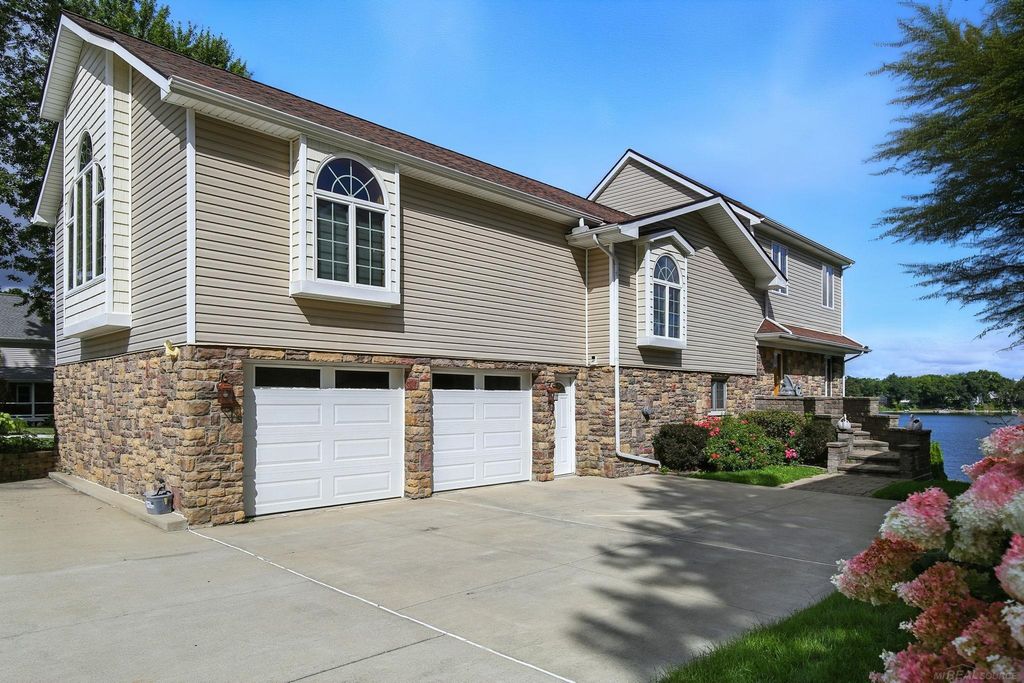 3160 Lexington Drive, Waterford Twp, MI 48328