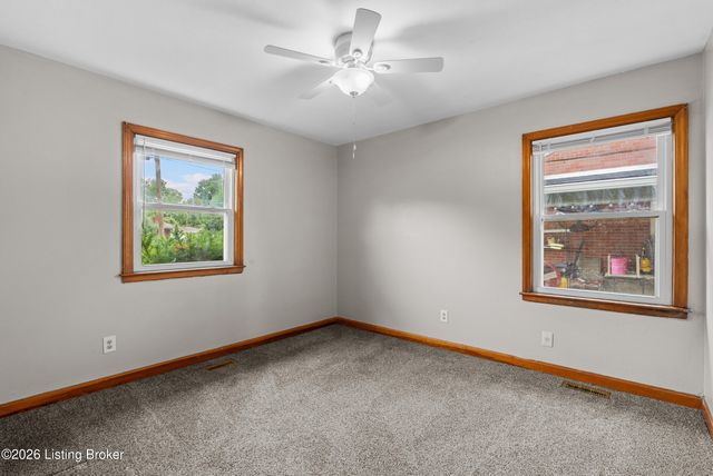 2011 Nocturne Dr, Louisville, KY 40272