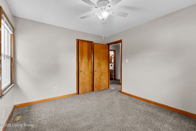 2011 Nocturne Dr, Louisville, KY 40272