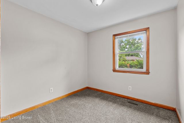 2011 Nocturne Dr, Louisville, KY 40272