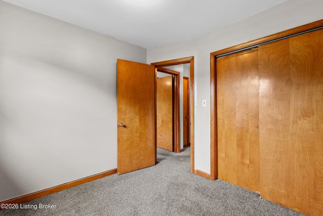 2011 Nocturne Dr, Louisville, KY 40272