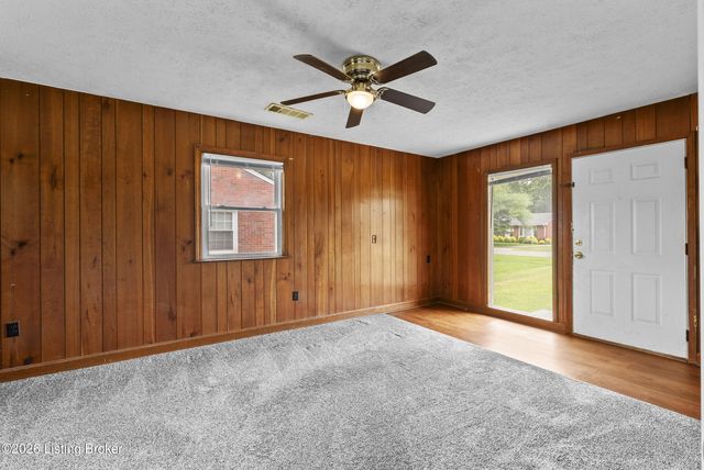 2011 Nocturne Dr, Louisville, KY 40272