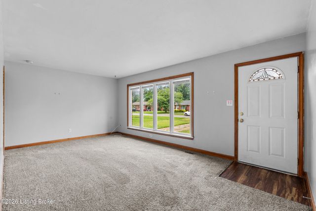 2011 Nocturne Dr, Louisville, KY 40272