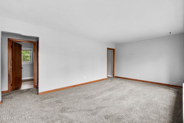 2011 Nocturne Dr, Louisville, KY 40272