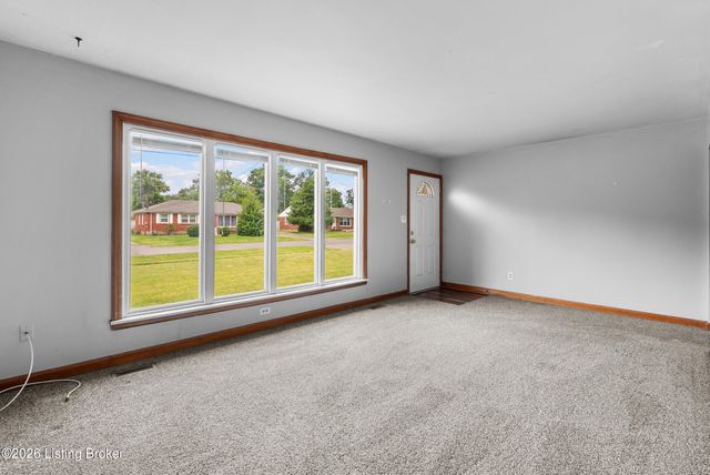 2011 Nocturne Dr, Louisville, KY 40272