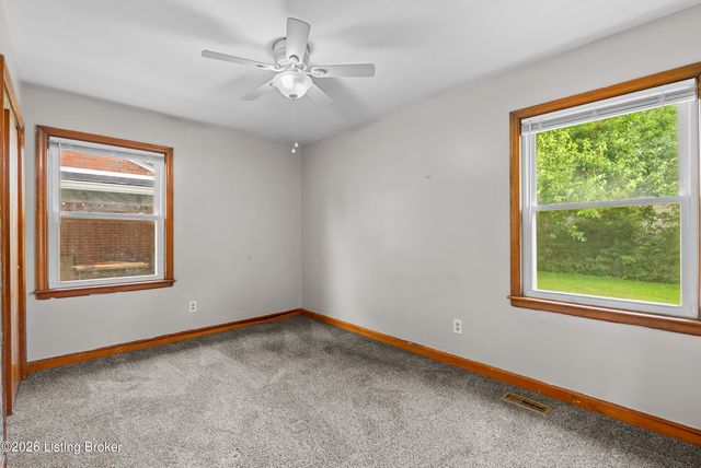 2011 Nocturne Dr, Louisville, KY 40272