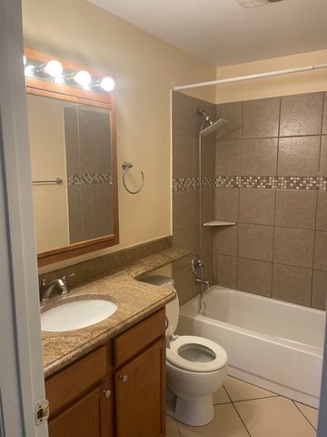 650 Perrie Drive 304, Elk Grove Village, IL 60007