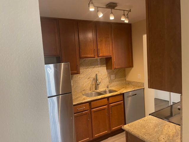 650 Perrie Drive 304, Elk Grove Village, IL 60007