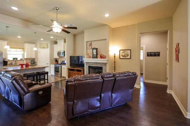 2250 Lake Forrest Drive, West Columbia, TX 77486