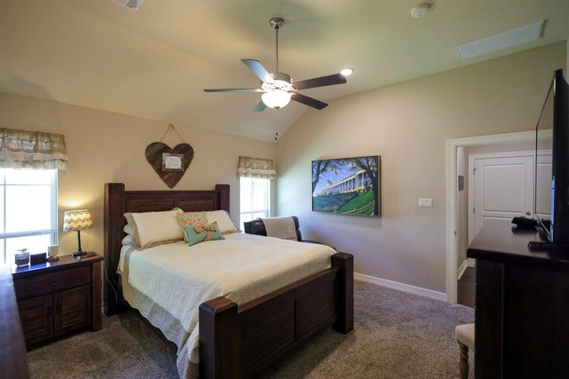 2250 Lake Forrest Drive, West Columbia, TX 77486