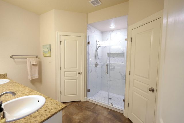 2250 Lake Forrest Drive, West Columbia, TX 77486