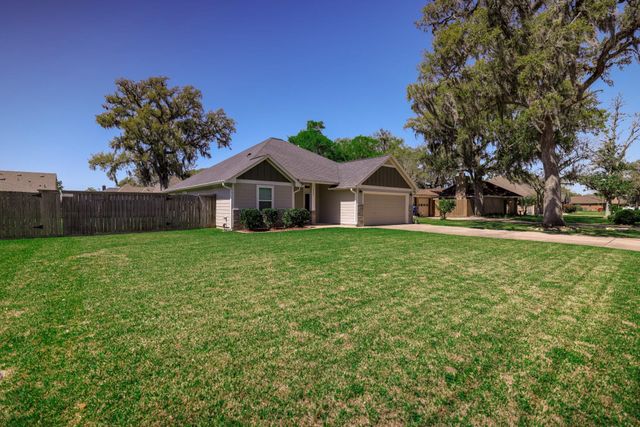 2250 Lake Forrest Drive, West Columbia, TX 77486