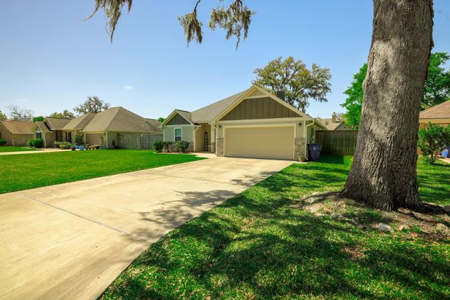 2250 Lake Forrest Drive, West Columbia, TX 77486