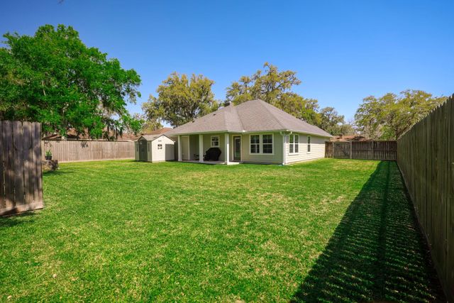 2250 Lake Forrest Drive, West Columbia, TX 77486