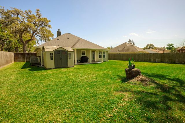 2250 Lake Forrest Drive, West Columbia, TX 77486