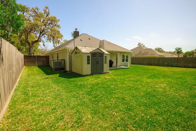 2250 Lake Forrest Drive, West Columbia, TX 77486