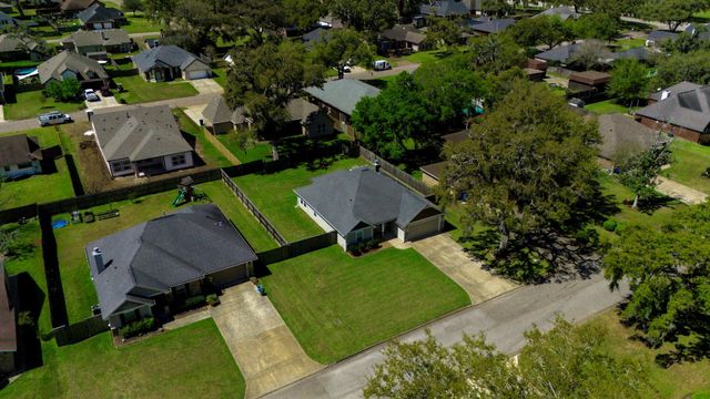 2250 Lake Forrest Drive, West Columbia, TX 77486