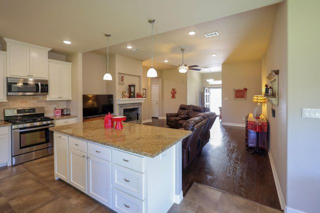 2250 Lake Forrest Drive, West Columbia, TX 77486