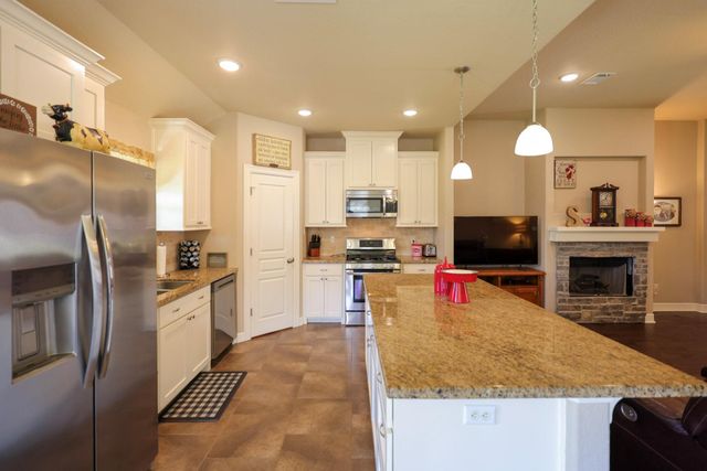 2250 Lake Forrest Drive, West Columbia, TX 77486