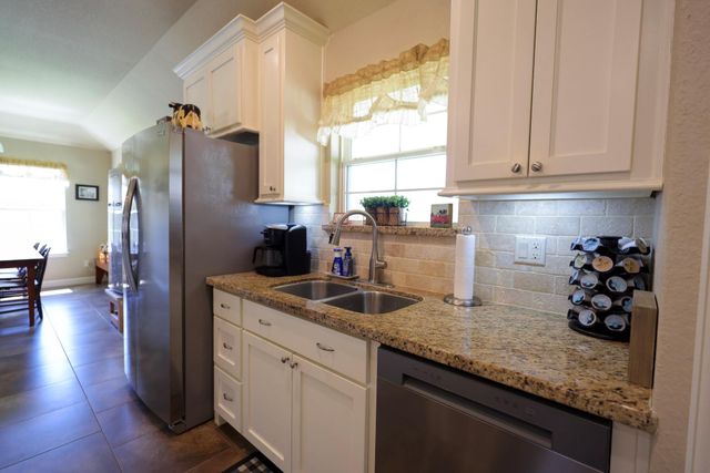 2250 Lake Forrest Drive, West Columbia, TX 77486