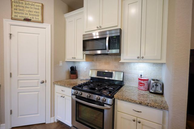 2250 Lake Forrest Drive, West Columbia, TX 77486