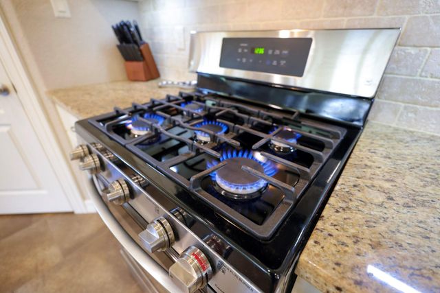 2250 Lake Forrest Drive, West Columbia, TX 77486