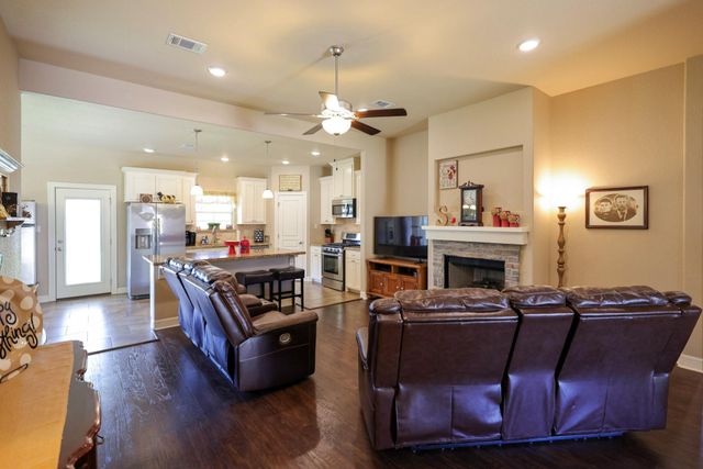 2250 Lake Forrest Drive, West Columbia, TX 77486