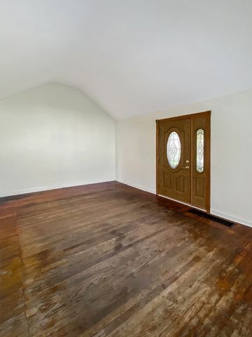 11 S Lake Avenue, Fox Lake, IL 60020