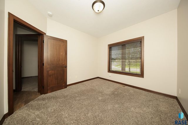 8201 E Arctic Willow Cir Circle, Sioux Falls, SD 57110