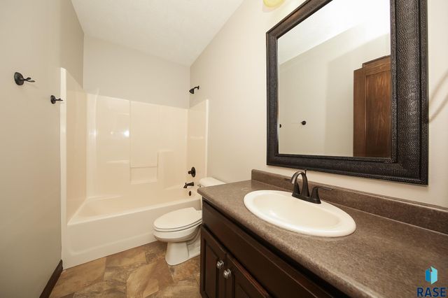 8201 E Arctic Willow Cir Circle, Sioux Falls, SD 57110